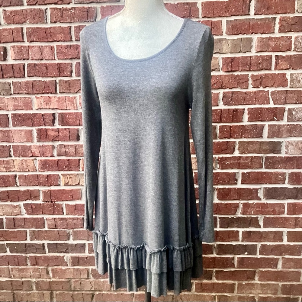 Easel Gray Casual Ruffle Hemline Top; Size Small